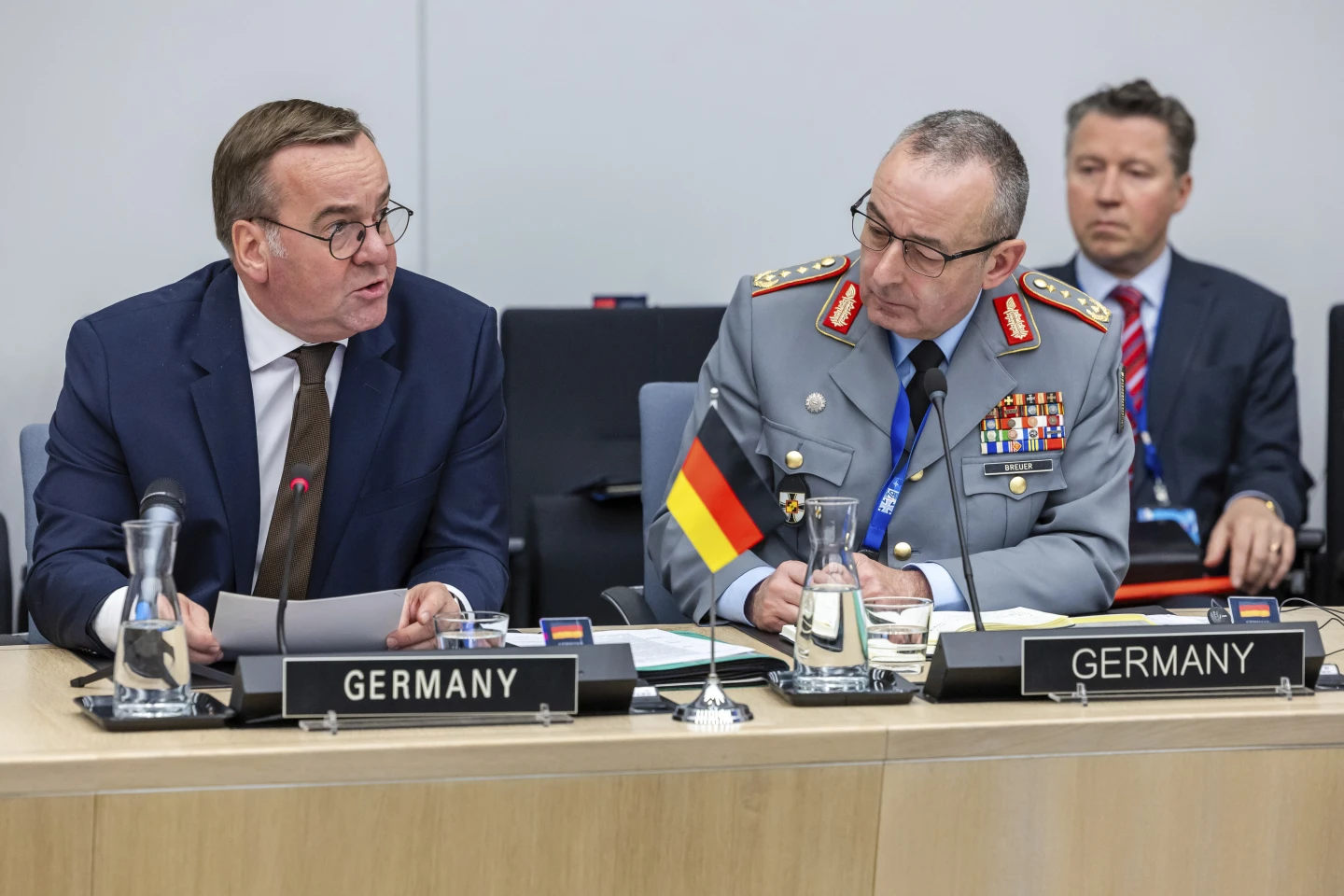 Міністр оборони Німеччини Борис Пісторіус (ліворуч) розмовляє поруч із генеральним інспектором збройних сил Німеччини Карстеном Брейером під час зустрічі контактної групи з питань оборони України в штаб-квартирі НАТО в Брюсселі, п’ятниця, 11 квітня 2025 р